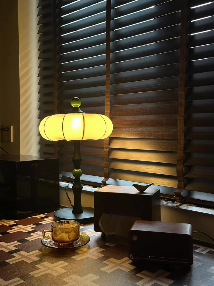 Antique Style Table Lamp – Modern Design with LED