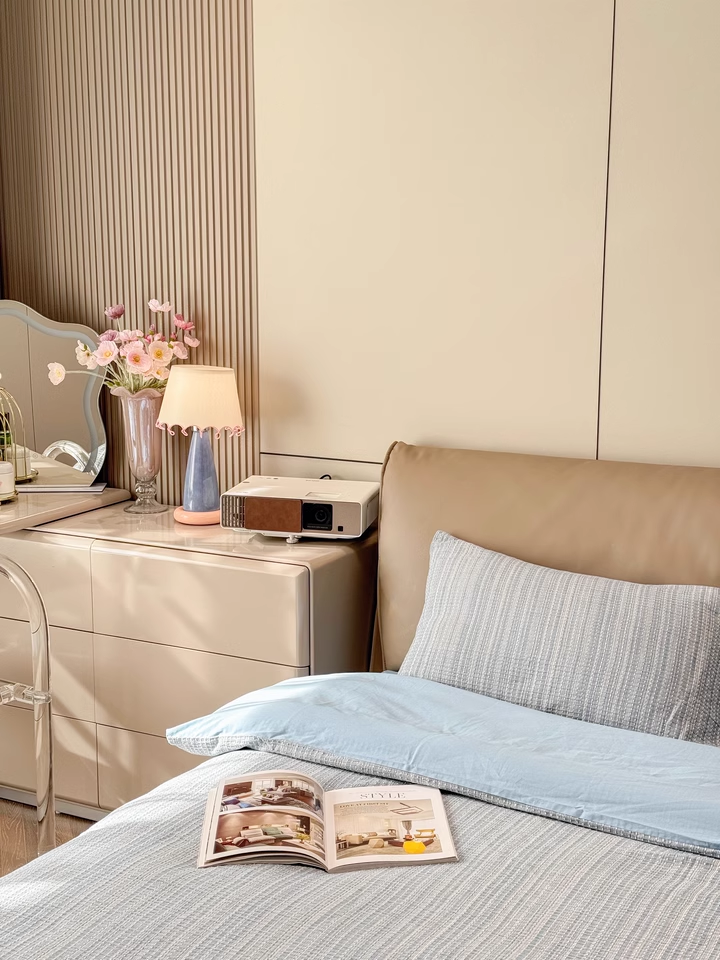 Elegant Cream Table Lamp – Modern Minimalist Design with LED