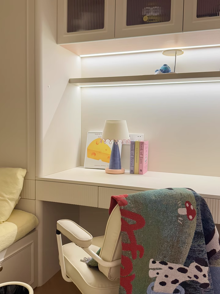 Elegant Cream Table Lamp – Modern Minimalist Design with LED