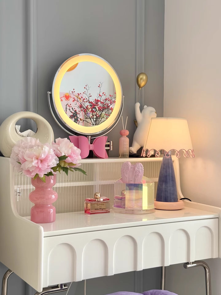 Elegant Cream Table Lamp – Modern Minimalist Design with LED