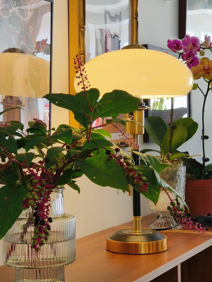 Simple Modern Table Lamp – Aluminum Body with Integrated LED for Efficient Lighting