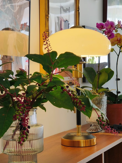 Simple Modern Table Lamp – Aluminum Body with Integrated LED for Efficient Lighting